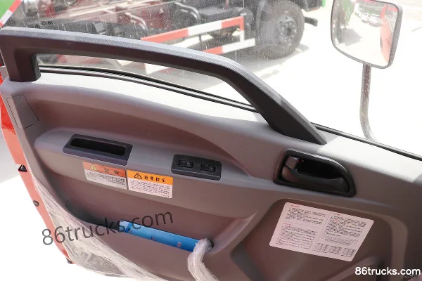 Dayun Aopuli 129hp 4X2(6 wheels) flatbed truck (5-speed) Cab (2) | 86Trucks