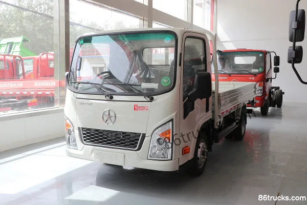 Dayun New Aopuli 150hp 4X2(6 wheels) 4.12m Single Row Flatbed Light Truck (4T Rear Axle) Exterior (3) | 86Trucks