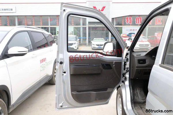 Wuling Rongguang New Card Basic 1.5L 107hp 4X2(6 wheels) Gasoline 2.45m Double Row Flatbed Micro Truck Cab (1) | 86Trucks