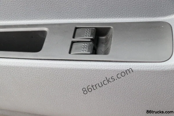 Yuejin Chaoyue C300-33 120 hp 4X2(6 wheels) 4.17m Single Row Van Light Truck Cab (2) | 86Trucks