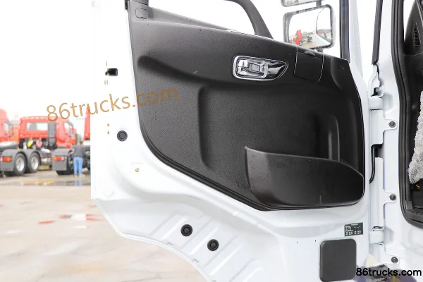 Dongfeng F5 150hp 4X2(6 wheels) green sprinkler truck (Chengliwei brand) Cab (3) | 86Trucks