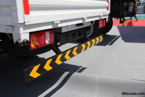 Jinbei Lingchi 95 ch 4X2(6 roues) camion plateau léger cabine simple 4,25 m Châssis (1) | 86Trucks