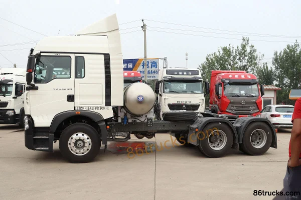 Sinotruk HOWO TX heavy truck 440 hp 6X4(10 wheels) LNG tractor truck Exterior (3) | 86Trucks
