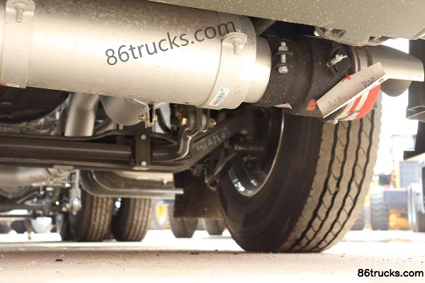 Sinotruk HOWO T7H Heavy Truck 440 hp 6X4(10 wheels) Hazardous Materials Tractor Truck (Sinotruk 16-speed Aluminum Housing) Chassis (3) | 86T