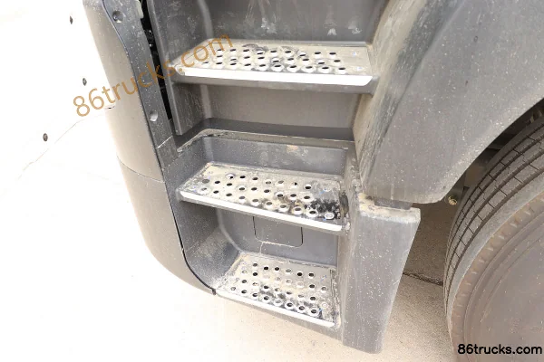 Sinotruk HOWO TX heavy truck 440 hp 6X4(10 wheels) LNG tractor truck Cab (3) | 86Trucks