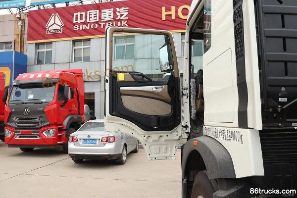 Sinotruk HOWO TX heavy truck 440 hp 6X4(10 wheels) LNG tractor truck Cab (1) | 86Trucks