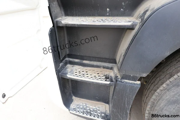 Sinotruk HOWO T7H heavy truck 440 hp 6X4(10 wheels) LNG tractor truck (with hydraulic retarder) (China VI) Cab (3) | 86Trucks