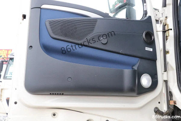 Sinotruk HOWO T7H heavy truck 440 hp 6X4(10 wheels) LNG tractor truck (with hydraulic retarder) (China VI) Cab (2) | 86Trucks