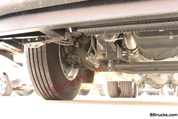 Sinotruk HOWO TX heavy truck 440 hp 6X4(10 wheels) LNG tractor truck Chassis (2) | 86Trucks