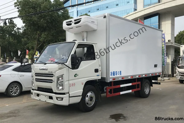 JMC Shunda Narrow Body 129hp 4X2(6 wheels) 4.15m Refrigerated Truck (Chengliwei Brand) Exterior (2) | 86Trucks