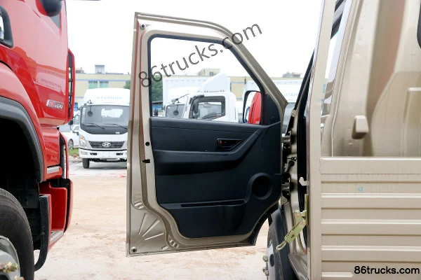 NanJun Ruishuai F2 Series 2.3L 82hp 4X2(6 wheels) 3.81m Single Row Flatbed Light Truck Cab (1) | 86Trucks