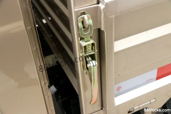 NanJun Ruishuai F2 Series 2.3L 82hp 4X2(6 wheels) 3.81m Single Row Flatbed Light Truck Body (1) | 86Trucks
