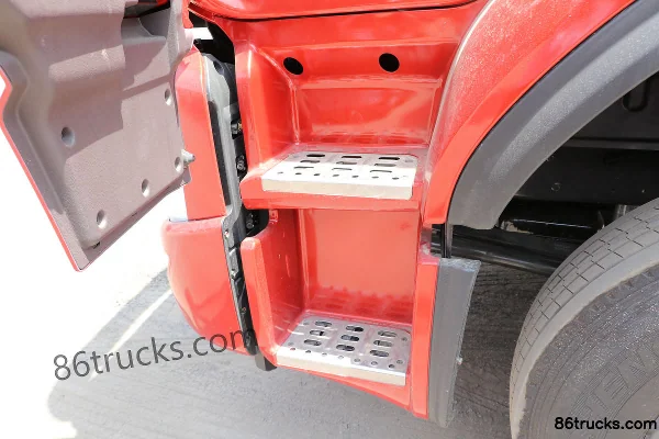 Dongfeng H5 11L LNG 400hp 6X4(10 wheels) Fast Gear 12-Speed Tractor Truck Cab (2) | 86Trucks