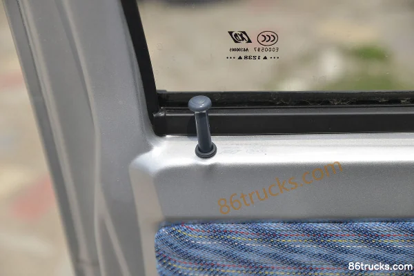 Kama Ruiling 1.3L 91hp 4X2(6 wheels) gasoline 2.85m single-row stake micro truck (China VI) Cab (3) | 86Trucks