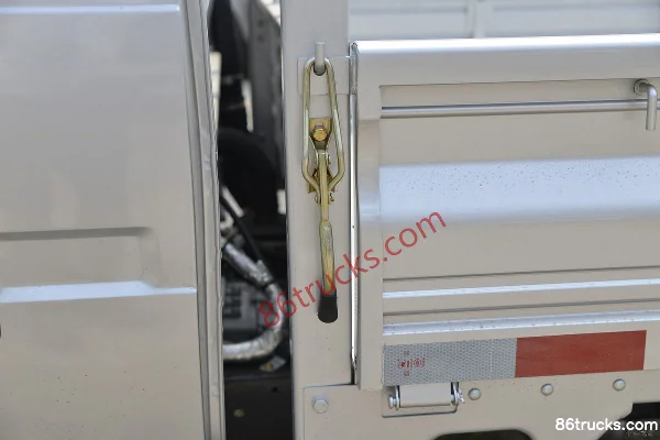 Kama Ruiling 1.3L 91hp 4X2(6 wheels) gasoline 2.85m single-row stake micro truck (China VI) Body (3) | 86Trucks