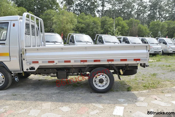 Kama Ruiling 1.3L 91hp 4X2(6 wheels) gasoline 2.85m single-row stake micro truck (China VI) Body (2) | 86Trucks