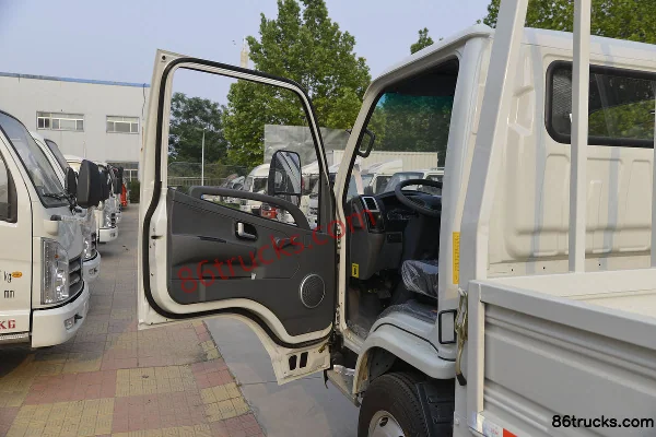 Kama K6 Fulai Card 102 hp 4X2(6 wheels) 4.04m Single Row Flatbed Light Truck Cab (1) | 86Trucks