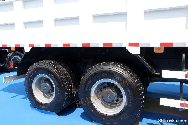 Union Truck U375 375 ch 8X4(12 roues) 8,2 m camion benne LNG Cabine (3) | 86Trucks