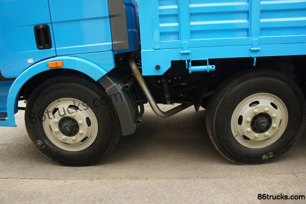 FAW Jiefang J6L camion porteur 220 ch 6X2(8 roues) plateau 7,2 m (China VI) Châssis (1) | 86Trucks