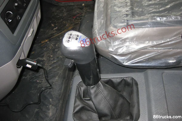 Dongfeng Liuqi Chenglong M3 Medium Truck 220 hp 6X2(8 wheels) 9.6m Cage Cargo Truck Cab (2) | 86Trucks