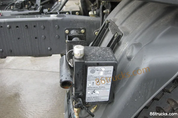 Dongfeng Liuqi Chenglong M3 Medium Truck 220 hp 6X2(8 wheels) 9.6m Cage Cargo Truck Chassis (3) | 86Trucks