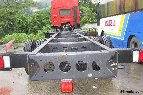 Dongfeng Liuqi Chenglong M3 Medium Truck 220 hp 6X2(8 wheels) 9.6m Cage Cargo Truck Chassis (1) | 86Trucks