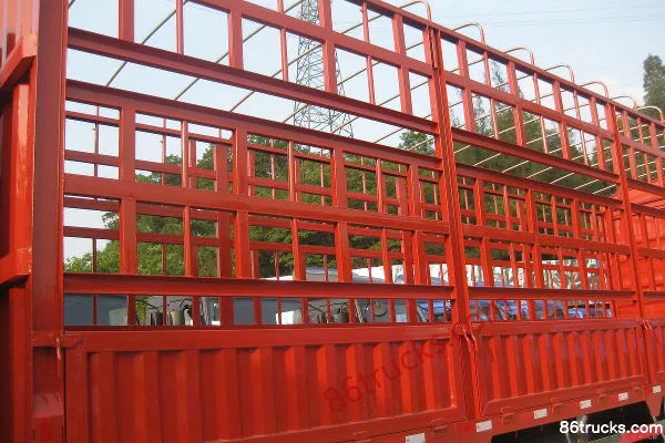 Dongfeng Liuqi Chenglong M3 Medium Truck 220 hp 6X2(8 wheels) 9.6m Cage Cargo Truck Body (2) | 86Trucks