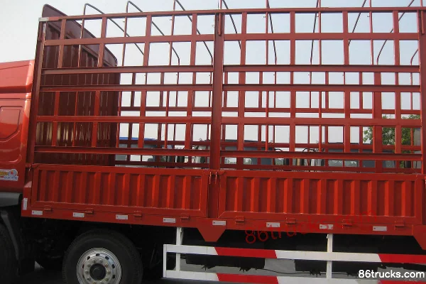 Dongfeng Liuqi Chenglong M3 Medium Truck 220 hp 6X2(8 wheels) 9.6m Cage Cargo Truck Body (1) | 86Trucks
