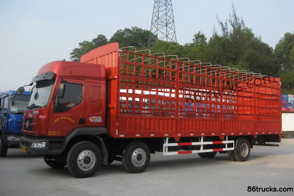 Dongfeng Liuqi Chenglong M3 Medium Truck 220 hp 6X2(8 wheels) 9.6m Cage Cargo Truck Exterior (3) | 86Trucks