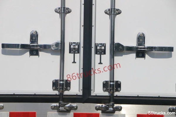 Sinotruk HOWO T7H camion lourd 440 ch 8X4(12 roues) 9,33 m camion frigorifique (marque Hongchang Tianma) Carrosserie (2) | 86Trucks