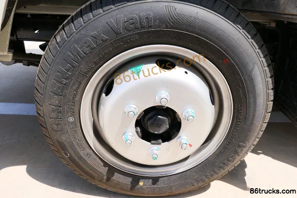 Foton Xiangling M 116 hp 4X2(6 wheels) Vacuum Truck (Beizhongdian Brand) Chassis (1) | 86Trucks