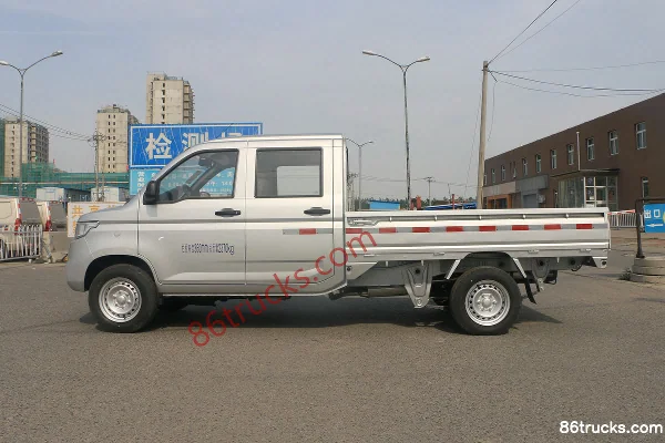 Wuling Rongguang New Card 1.8L 125 hp 4X2(6 wheels) Gasoline 2.45m Double Row Flatbed Micro Truck (China VI) Exterior (3) | 86Trucks