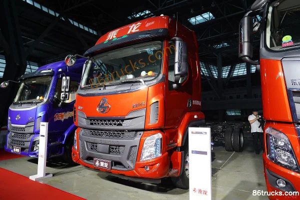 Dongfeng Liuqi Chenglong H5 Medium Truck High-End Edition 240 hp 4X2(6 wheels) 6.8m Flatbed Cargo Truck Exterior (3) | 86Trucks
