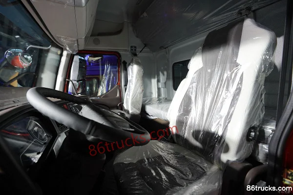 Dongfeng Liuqi Chenglong H5 Medium Truck High-End Edition 240 hp 4X2(6 wheels) 6.8m Flatbed Cargo Truck Cab (3) | 86Trucks