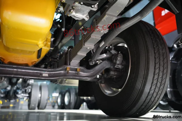 Dongfeng Liuqi Chenglong H5 Medium Truck High-End Edition 240 hp 4X2(6 wheels) 6.8m Flatbed Cargo Truck Chassis (3) | 86Trucks