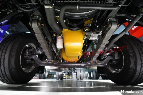 Dongfeng Liuqi Chenglong H5 Medium Truck High-End Edition 240 hp 4X2(6 wheels) 6.8m Flatbed Cargo Truck Chassis (1) | 86Trucks