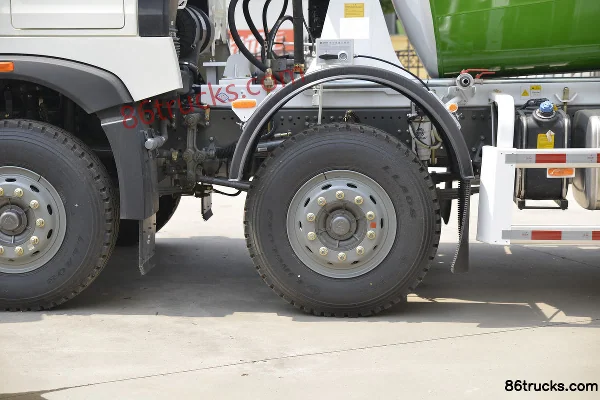 Sinotruk HOWO TX6 340 ch 8X4(12 roues) 7,37 m³ camion malaxeur (marque Hongchang Tianma) Châssis (2) | 86Trucks