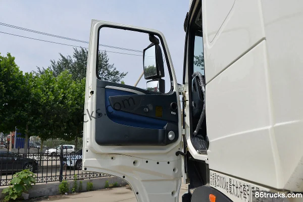 Sinotruk HOWO T7H 440 hp 6X4(10 wheels) LNG tractor truck (12T rear axle, China VI) Cab (2) | 86Trucks