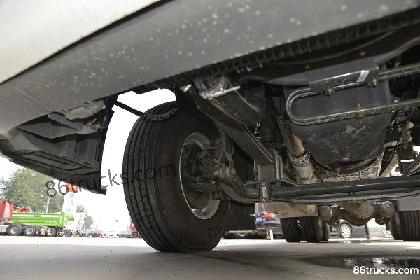 Sinotruk HOWO T7H 440 hp 6X4(10 wheels) LNG tractor truck (12T rear axle, China VI) Chassis (2) | 86Trucks