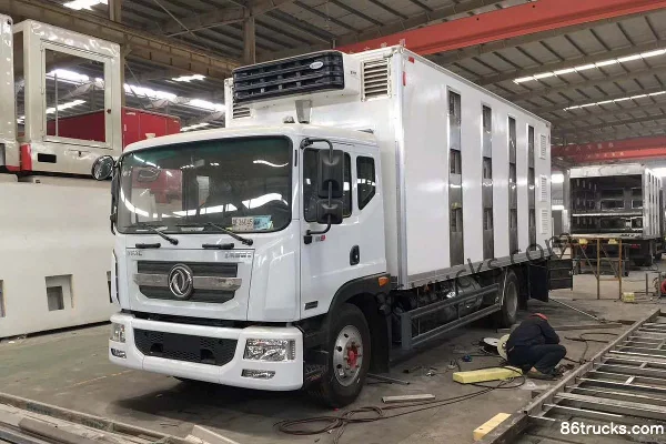 Chengliwei Chengliwei Dongfeng chassis livestock transport truck
