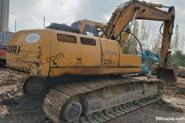 Hyundai Heavy Industries R220-5 Crawler Excavator Exterior (3) | 86Trucks