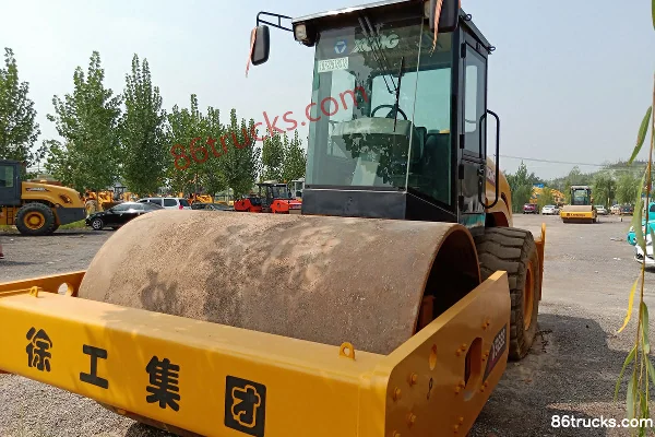 XCMG XS222 Single Drum Roller Exterior (2) | 86Trucks