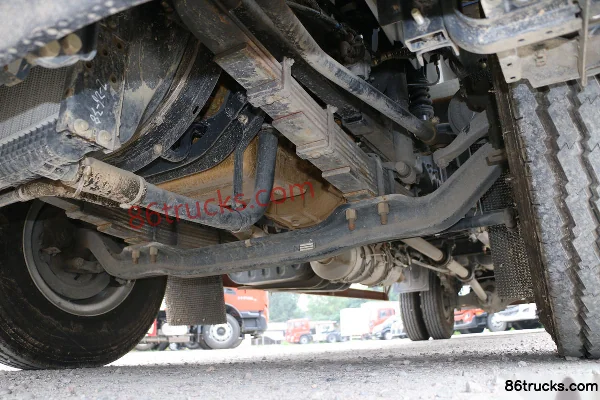 Dongfeng Liuqi New Chenglong M3 200 hp 4X2(6 wheels) 8.3m Box Cargo Truck Chassis (3) | 86Trucks