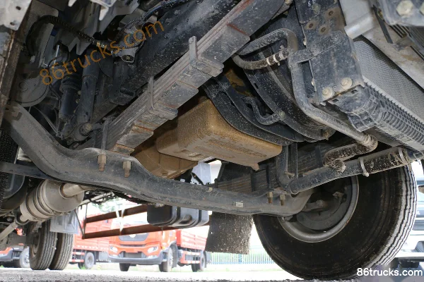 Dongfeng Liuqi New Chenglong M3 200 hp 4X2(6 wheels) 8.3m Box Cargo Truck Chassis (2) | 86Trucks