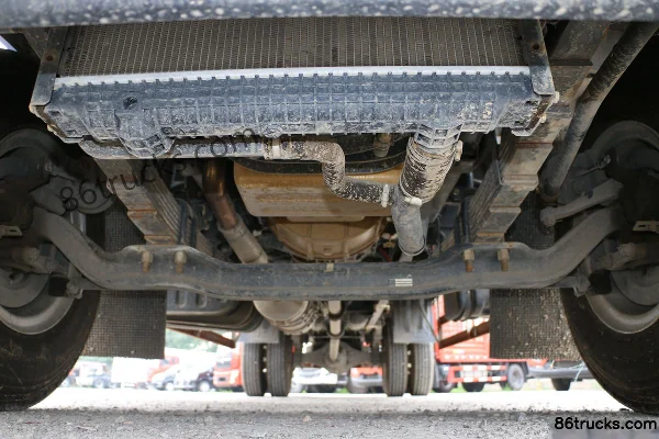 Dongfeng Liuqi New Chenglong M3 200 hp 4X2(6 wheels) 8.3m Box Cargo Truck Chassis (1) | 86Trucks
