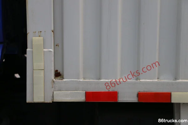 Dongfeng Liuqi New Chenglong M3 200 hp 4X2(6 wheels) 8.3m Box Cargo Truck Body (2) | 86Trucks