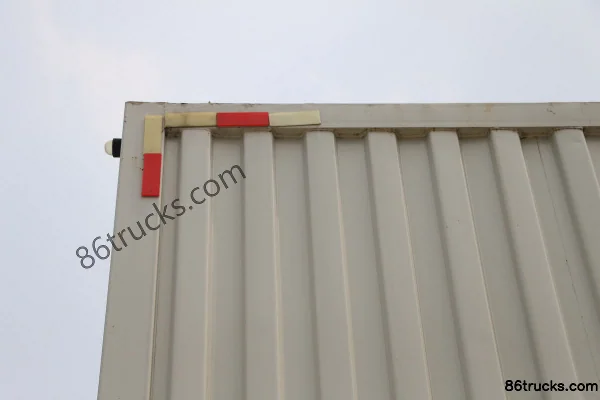 Dongfeng Liuqi New Chenglong M3 200 hp 4X2(6 wheels) 8.3m Box Cargo Truck Body (1) | 86Trucks