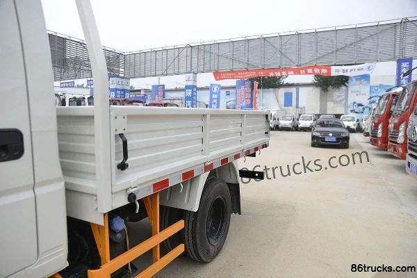 JMC Shunda Small Truck 116hp 4X2(6 wheels) 2.755m Double-Cab Flatbed Light Truck Body (1) | 86Trucks