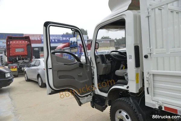 JMC Kaiyun Blue Whale Heavy-Duty Luxury Edition 129 hp 4X2(6 wheels) 4.045m Single Row Stake Truck (Yellow Plate) Cab (1) | 86Trucks