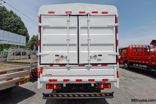 Kama Kaijie M1 110hp 4X2(6 wheels) 3.6m Single Row Stake Truck Exterior (3) | 86Trucks